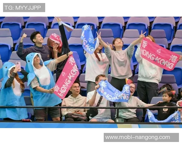 走近可爱的球迷们感受他们为海港小将们呐喊助威的热情与激情