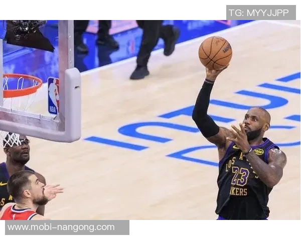 詹姆斯谈赛程紧凑表示难以回顾三周前的比赛情况