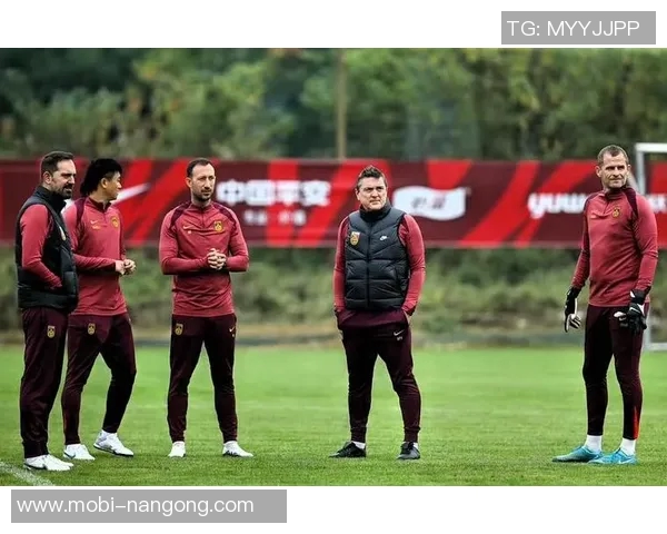 蒯纪闻与杨希合影庆祝新队友加入重温老友情谊