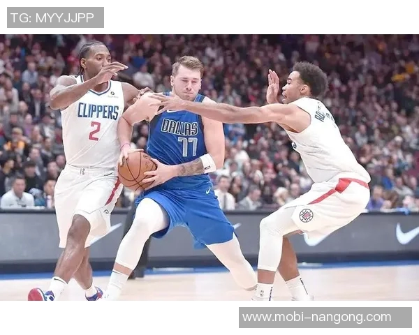 东契奇神勇表现三分球与突破上篮齐发力已砍下23分助球队争胜